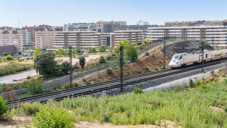 Foto de Ave tren de alta velocidad al pasar por los nuevos barrios de la ciudad de Tres Cantos en Madrid - Imagen libre de derechos