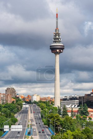 Foto de Paisaje urbano de la ciudad de Madrid con su enorme torre de comunicaciones llamada Piruli en el centro de la ciudad - Imagen libre de derechos