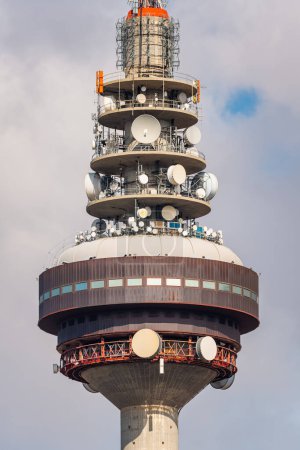 Foto de Torre de comunicaciones de la ciudad de Madrid con multitud de antenas y dispositivos de transmisión de señales - Imagen libre de derechos