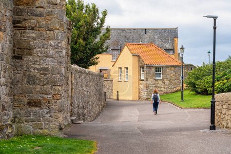 Foto de Turista paseando por las calles de la ciudad medieval de Saint Andrews en el este de Escocia - Imagen libre de derechos