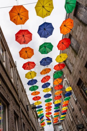 Téléchargez les photos : Aberdeen, Écosse, 17 août 2023 : Rue du centre-ville décorée de parasols colorés - en image libre de droit