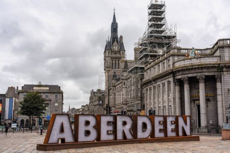 Foto de Aberdeen, Escocia, 17 de agosto de 2023: Las ciudades Mercat Cross Square con el letrero del nombre de la ciudad - Imagen libre de derechos