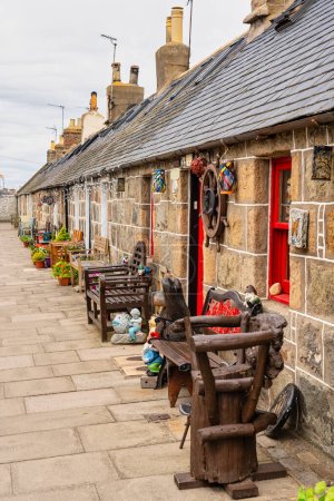Téléchargez les photos : Quartier de pêche avec des maisons typiques des temps anciens dans la ville d'Aberdeen, Footdee, Écosse - en image libre de droit