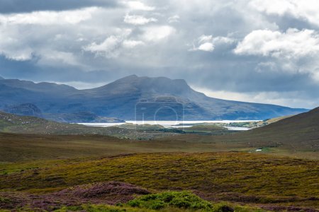 Foto de Gran tormenta sobre las montañas formando un hermoso paisaje en las Highlands, Escocia. - Imagen libre de derechos