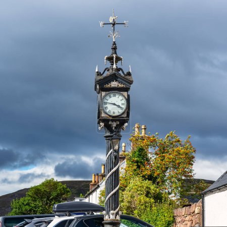Foto de Reloj de calle en la ciudad costera de Ullapool en la costa oeste de Escocia, Reino Unido - Imagen libre de derechos