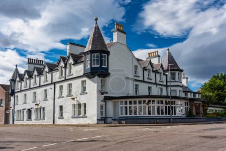 Foto de Edificios blancos típicos del pueblo costero de Ullapool en Escocia, Reino Unido - Imagen libre de derechos