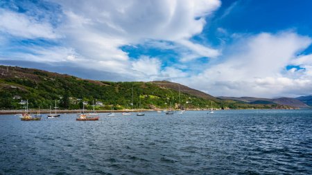 Foto de Paisaje costero con embarcaciones de pesca y de recreo atracadas cerca de la costa en Ullapool, Escocia - Imagen libre de derechos