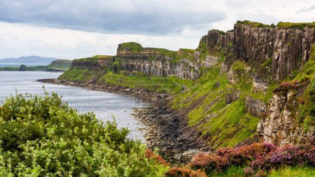 Téléchargez les photos : Impressionnantes falaises à parois verticales sur l'île écossaise de Skye, Royaume-Uni - en image libre de droit
