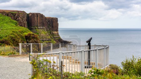 Téléchargez les photos : Point de vue sur le bord de la falaise rocheuse pour les touristes sur l'île de Skye, Écosse - en image libre de droit