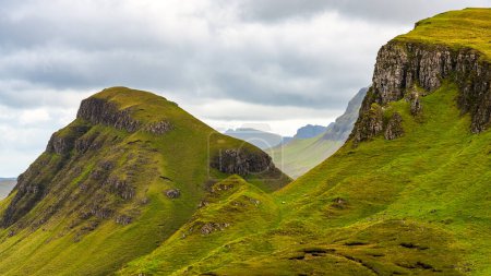 Téléchargez les photos : Hautes montagnes couvertes de prairies verdoyantes au nord de l'île de Skye, en Écosse - en image libre de droit
