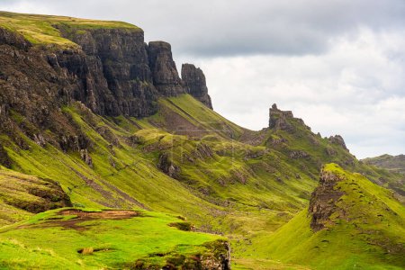 Téléchargez les photos : Vue panoramique du paysage spectaculaire et étrange des montagnes de Quiraing sur l'île de Skye, en Écosse - en image libre de droit