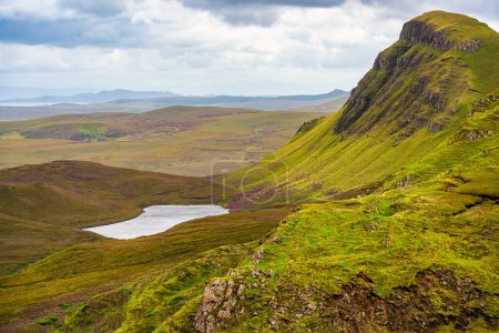 Téléchargez les photos : Hautes montagnes couvertes de prairies verdoyantes au nord de l'île de Skye, en Écosse - en image libre de droit