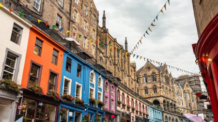 Foto de Victoria Street con sus casas medievales y tiendas con fachadas de colores brillantes, Edimburgo, Escocia - Imagen libre de derechos