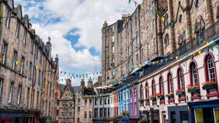 Victoria Street mit ihren mittelalterlichen Häusern und Geschäften mit bunten Fassaden, Edinburgh, Schottland