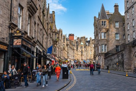 Téléchargez les photos : Édimbourg, Écosse, Royaume-Uni, 22 août 2023 : Cockburn Street avec de nombreux magasins et boutiques aux façades colorées - en image libre de droit