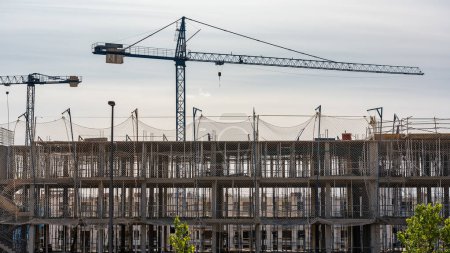 Téléchargez les photos : Bâtiment en construction avec grues et échafaudages dans une nouvelle zone d'expansion, Madrid, Espagne - en image libre de droit