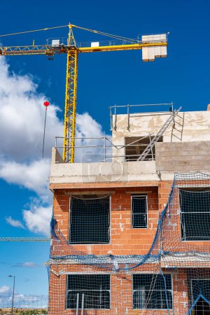 Téléchargez les photos : Bâtiments en construction avec briques et béton dans les nouvelles zones d'expansion de Madrid, Espagne. - en image libre de droit