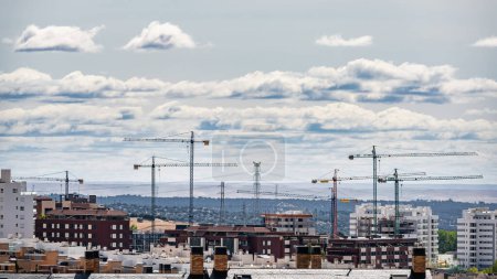 Téléchargez les photos : Plusieurs grues de construction qui se démarquent à l'horizon dans de nouveaux domaines d'expansion, Madrid, Espagne - en image libre de droit