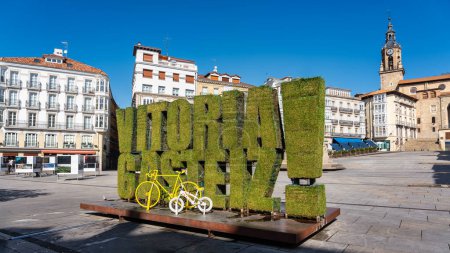 Foto de Firma con el nombre de la ciudad de Vitoria para ser fotografiada por los turistas como recuerdo, España - Imagen libre de derechos
