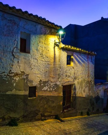 Foto de Fachadas de casas antiguas encaladas al atardecer en el pintoresco pueblo de Vélez Rubio, Almería - Imagen libre de derechos