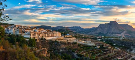 Foto de Vista panorámica de un pueblo blanco andaluz en la colina al amanecer, Vélez Blanco, Almería - Imagen libre de derechos