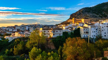 Foto de Vista panorámica de un pueblo blanco andaluz en la colina al amanecer, Vélez Blanco, Almería - Imagen libre de derechos