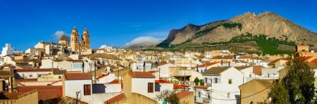 Foto de Vista panorámica de un pueblo andaluz con sus casas blancas y altas torres de iglesia, Vélez Rubio, Andalucía - Imagen libre de derechos