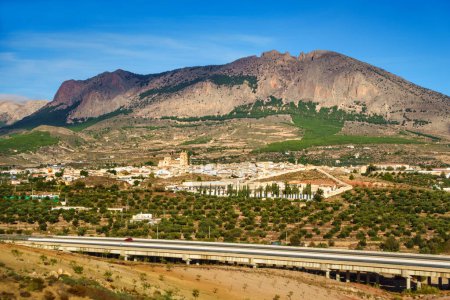 Foto de Vista panorámica del pueblo blanco andaluz junto a las altas montañas que lo rodean, Vélez Rubio, Almería - Imagen libre de derechos