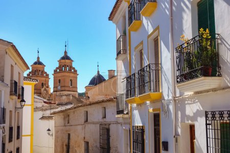 Foto de Pueblo blanco andaluz de Vélez Rubio con sus casas blancas y altas torres eclesiásticas, Andalucía - Imagen libre de derechos