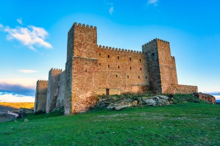 Castillo medieval de piedra restaurado en la cima de la montaña en Castilla, Siguenza