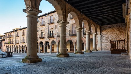Téléchargez les photos : Portique avec arches en pierre et colonnes sur la place principale de la ville médiévale de Siguenza - en image libre de droit