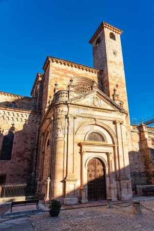Puerta de la catedral medieval de Siguenza con sus altas torres en un día soleado, Castilla La Mancha