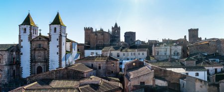 Foto de Paisaje urbano de la ciudad medieval de Cáceres en un día soleado con cielos azules, España - Imagen libre de derechos
