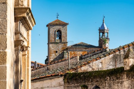 Mittelalterliche Kirchtürme zwischen den Dächern alter Häuser, Trujillo, Spanien