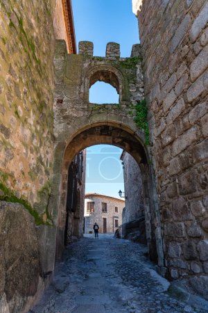 Enge malerische Gasse mit Steinbogen und mittelalterlicher Architektur, Trujillo, Extremadura.