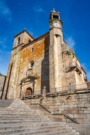 Die große mittelalterliche Kirche erhebt sich majestätisch auf dem Hauptplatz von Trujillo, Spanien