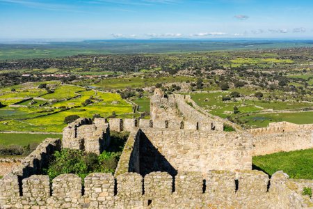 Murallas del castillo medieval de Trujillo con el paisaje montañoso en el fondo, España