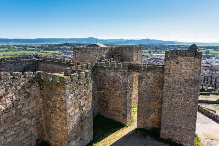 Hohe Steinmauern der mittelalterlichen Burg in der historischen Stadt Trujillo, Spanien