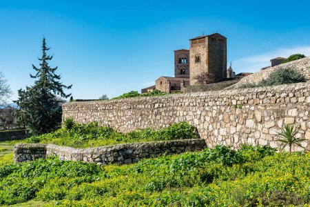 Mittelalterliche Steinmauern rund um die Burg der monumentalen Stadt Trujillo, Spanien