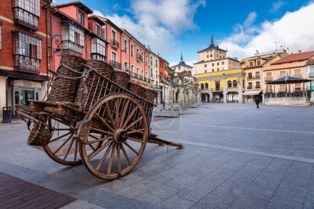 Ein alter Holzwagen, der auf dem Land in der Stadt Aranda de Duero, Burgos, benutzt wurde