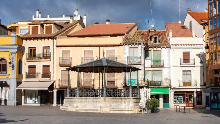 Fassaden malerischer alter Häuser rund um den Hauptplatz von Aranda de Duero, Spanien
