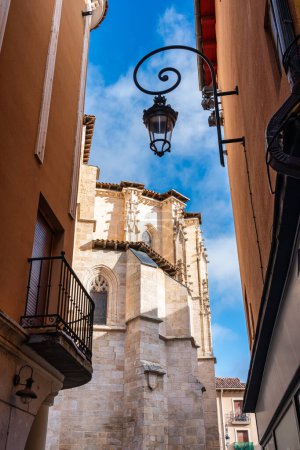 Enge Gasse mit Laternen in der monumentalen Stadt Aranda de Duero, Kastilien-Leon.