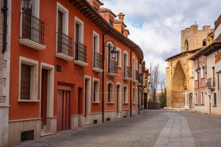 Malerische Gebäude neben einer mittelalterlichen Kirche in der Stadt Aranda de Duero, Burgos