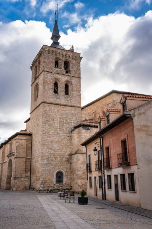 Téléchargez les photos : Eglise médiévale avec clocher dans la ville monumentale d'Aranda de Duero, Castille Léon - en image libre de droit