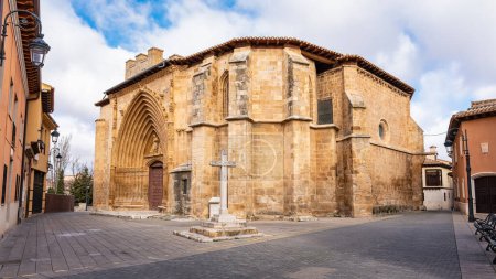 Téléchargez les photos : Eglise médiévale romane en pierre dans la ville d'Aranda de Duero à Burgos - en image libre de droit