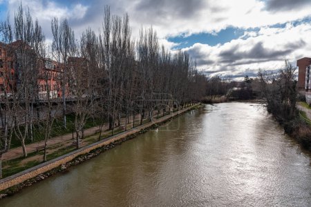 Der Fluss Douro auf seinem Weg durch die monumentale Stadt Aranda de Duero in Burgos