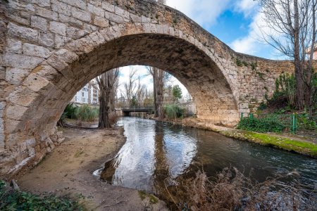 Römische Steinbrücke über einen kleinen Bach, der die Stadt Aranda de Duero, Burgos, durchquert