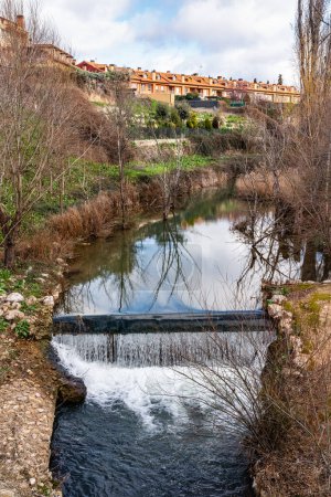 Ein Nebenfluss des Douro, der durch die mittelalterliche Stadt Aranda de Duero fließt, Spanien