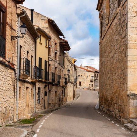 Malerische Straße mit Steinhäusern in einem alten Dorf von Kastilien-Leon, Burgos