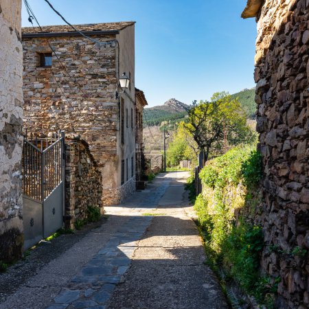 Ruelle pittoresque étroite avec des maisons en pierre à côté des montagnes du centre de l'Espagne
